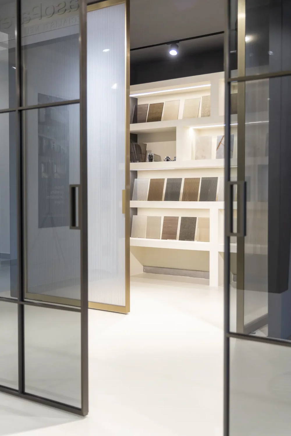 Le porte HenryGlass nel nuovo showroom Saggese
