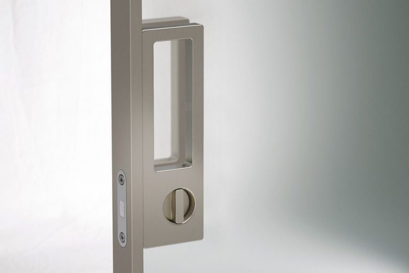 Square handle with privacy closing system
